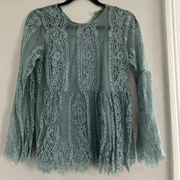 ULTRA PINK Light Blue Lace Flare Bell Sleeve Stretchy Peplum Style Top - Picture 1 of 3